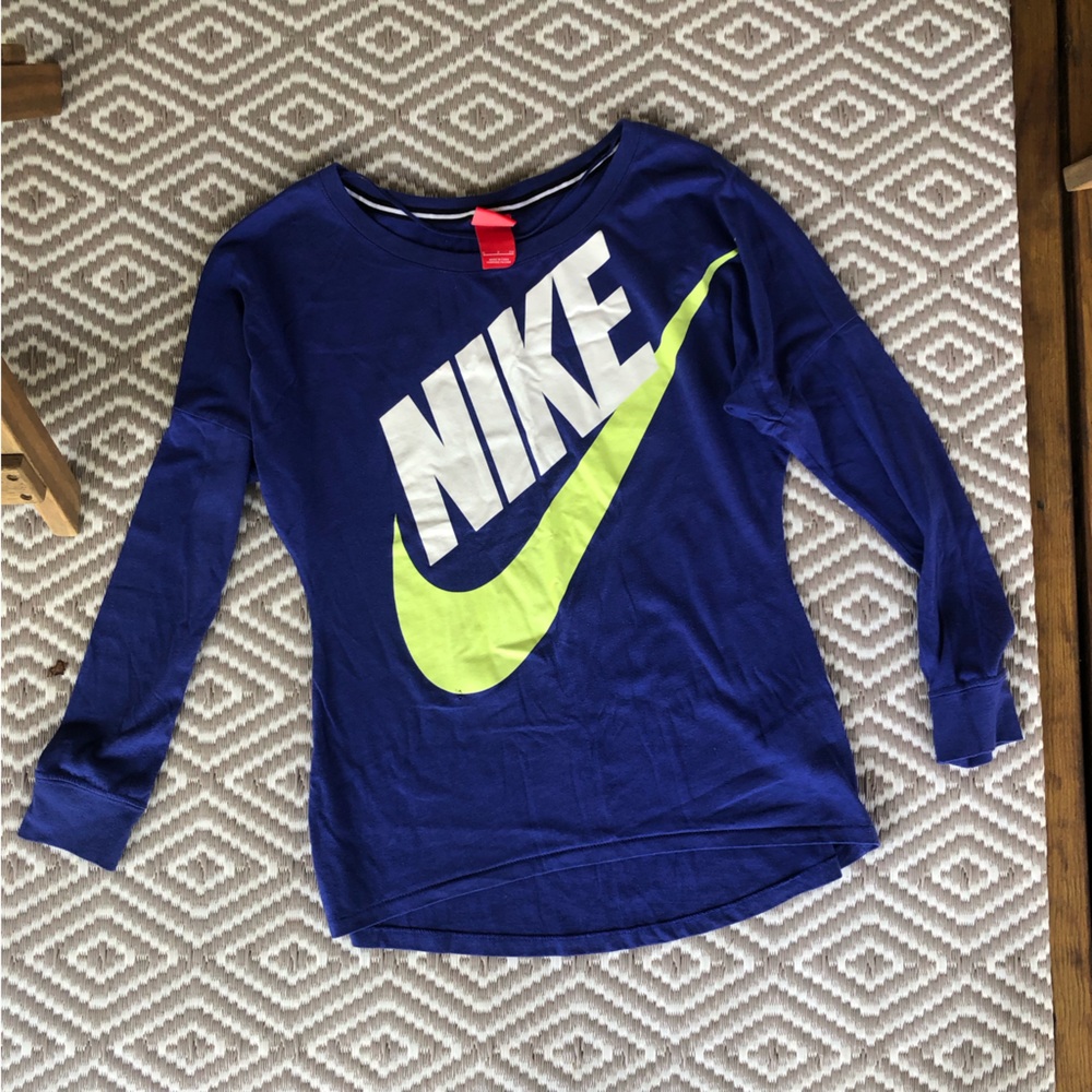 • NIKE • - Picture 1 of 4